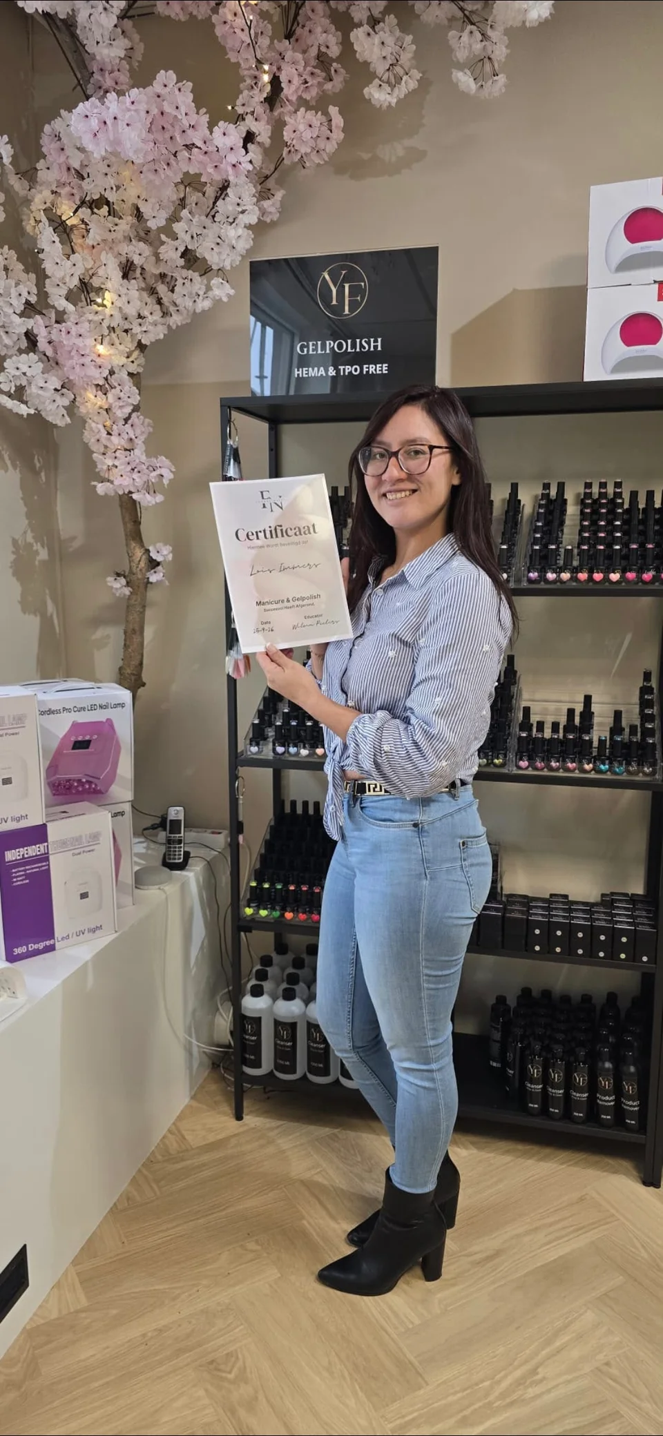 Loïs met haar certificaat voor manicure en gellak