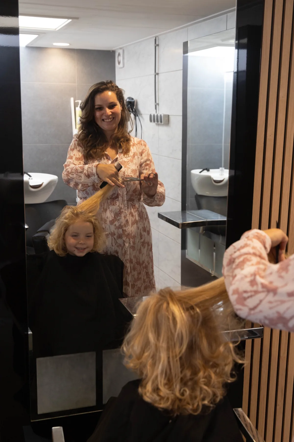 Beau knipt het haar van een kind