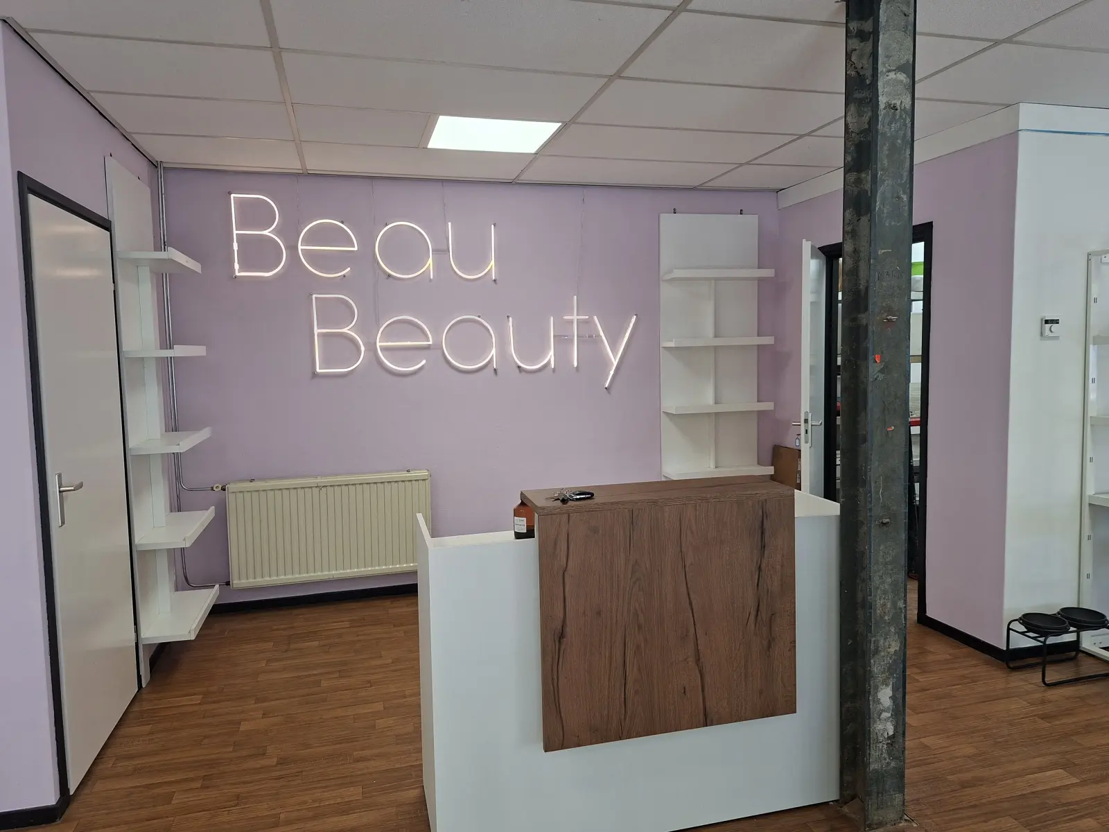 De ontvangstbalie van Kapsalon Beau Beauty